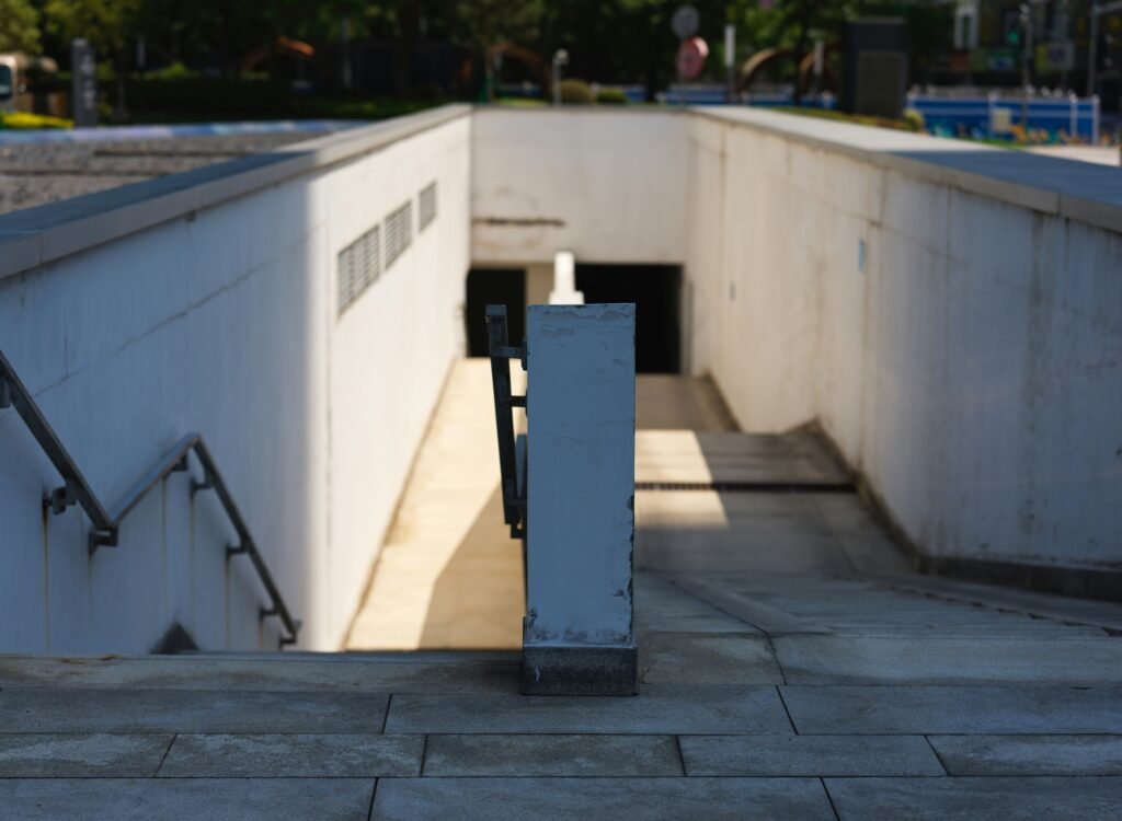 Diagram showing hydrostatic pressure forcing water into an interior slab-edge drainage system