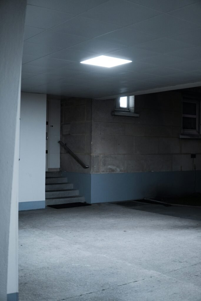 Diagram showing foundation envelope with absorption zones and pressure-driven water areas